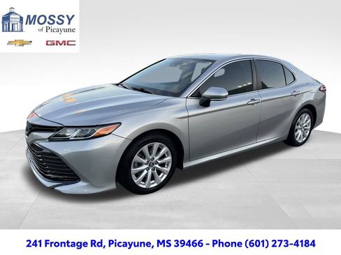 Used 2018 Toyota Camry LE image 1
