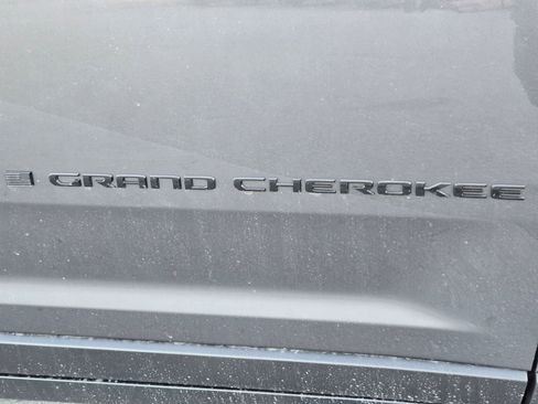 New 2025 Jeep Grand Cherokee Altitude image 9