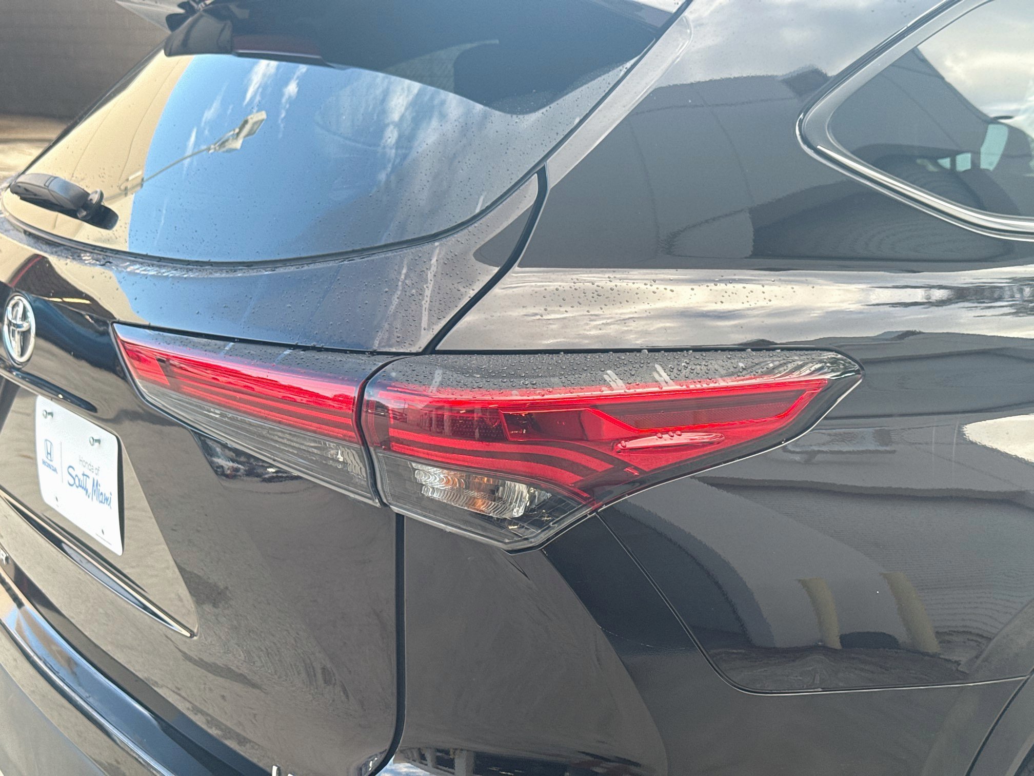 Used 2022 Toyota Highlander LE FWD image 27
