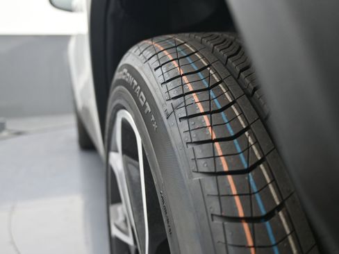 New 2026 Chevrolet Trax RS w/ Sunroof Package FWD image 32