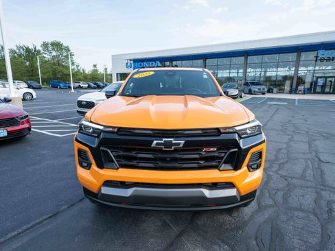 Used 2025 Chevrolet Colorado Z71 w/ Technology Package AWD/4WD image 2