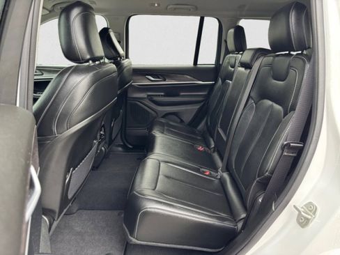 Used 2024 Jeep Grand Cherokee Limited w/ Black Appearance Package image 17