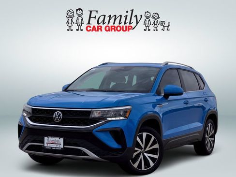 Used 2024 Volkswagen Taos SE w/ Panoramic Sunroof Package FWD image 1