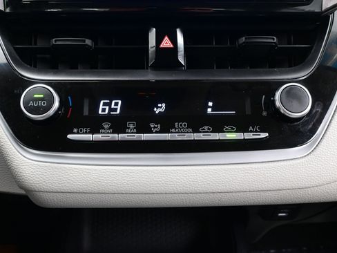 Used 2025 Toyota Corolla LE FWD image 22