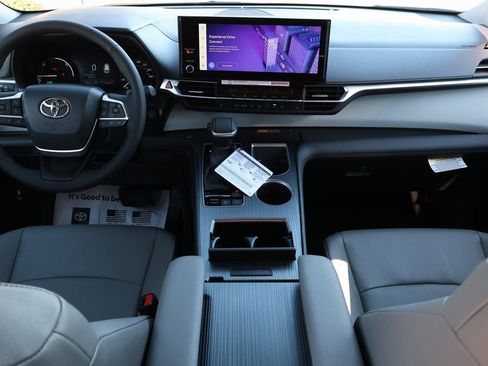 New 2026 Toyota Sienna XLE image 2