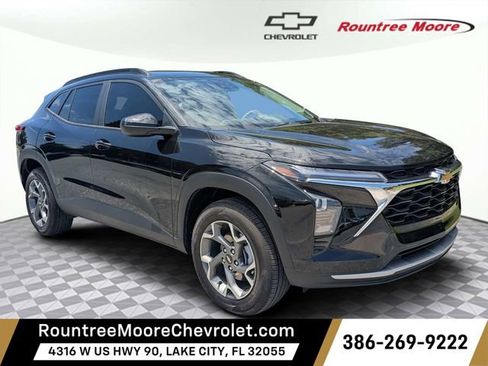 Used 2025 Chevrolet Trax LT FWD image 1
