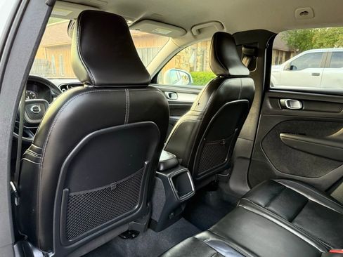 Used 2022 Volvo XC40 T4 Momentum image 16
