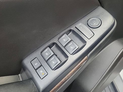 Used 2017 Chevrolet Suburban LS RWD image 18
