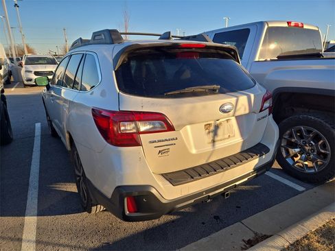 Used 2018 Subaru Outback 2.5i Limited image 2