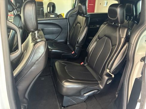 Used 2025 Chrysler Pacifica Select FWD image 13
