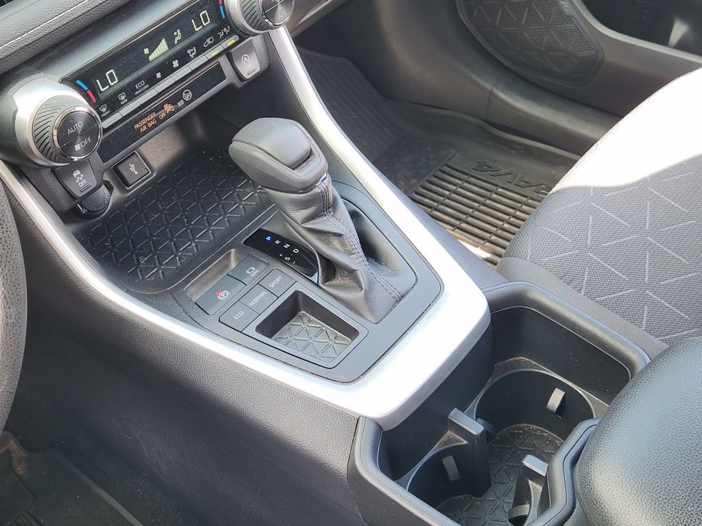 Used 2022 Toyota RAV4 XLE w/ Convenience Package FWD image 18
