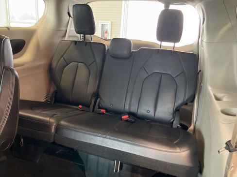 Used 2018 Chrysler Pacifica Touring-L w/ Advanced Safetytec Group image 29