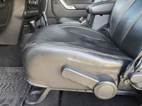 Used 2015 Jeep Wrangler Unlimited Rubicon image 19