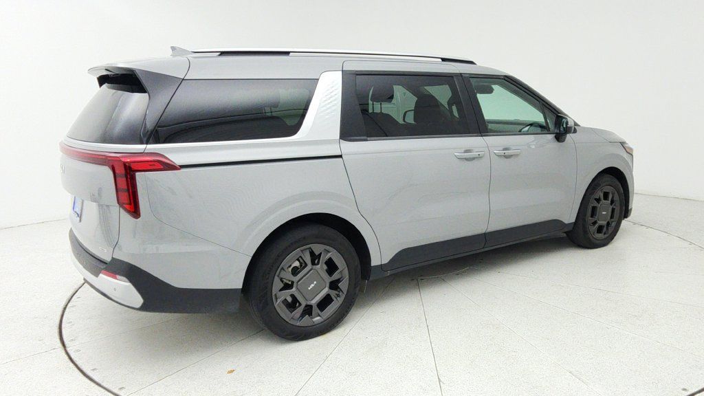 Used 2025 Kia Carnival EX FWD image 7