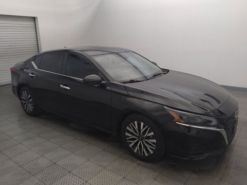 Used 2023 Nissan Altima 2.5 SV w/ SV Premium Package FWD image 11