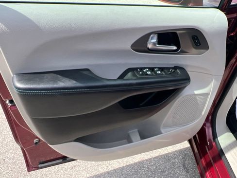 Certified 2021 Chrysler Pacifica Touring-L w/ Uconnect Theater Family Group FWD image 34