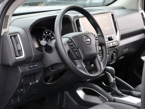 Used 2025 Nissan Frontier SV image 11