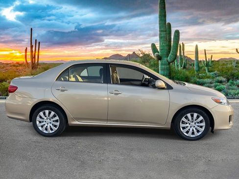 Used 2013 Toyota Corolla LE image 2