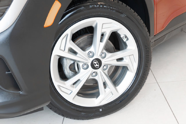 Used 2023 Hyundai Kona SEL w/ Cargo Package FWD image 2