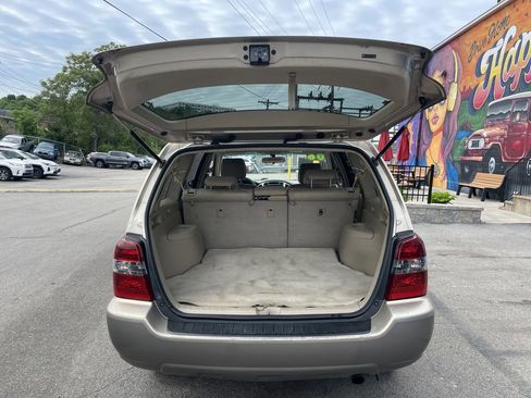 Used 2006 Toyota Highlander 2WD w/ 3rd Row image 13