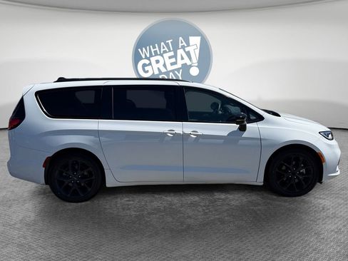 Used 2025 Chrysler Pacifica Limited FWD image 2