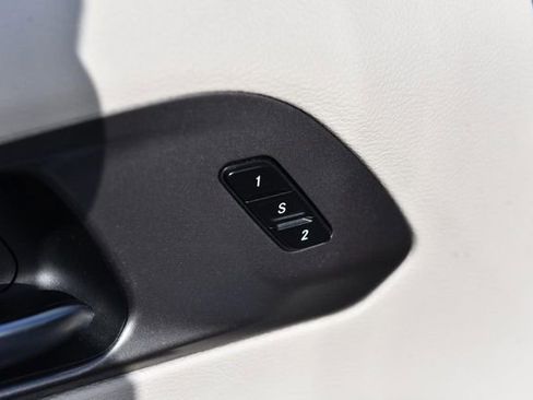 Used 2024 Chrysler Pacifica Select image 9