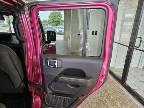 Used 2024 Jeep Wrangler Unlimited Sahara AWD/4WD image 15