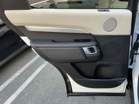 Used 2020 Land Rover Discovery Landmark image 64