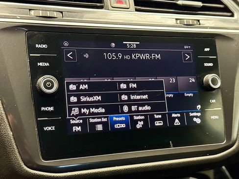Used 2022 Volkswagen Tiguan SE FWD image 11