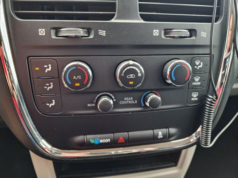 Used 2019 Dodge Grand Caravan SE w/ UConnect Hands-Free Group FWD image 25