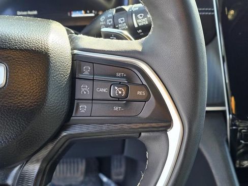 Used 2024 Jeep Grand Cherokee Altitude image 17