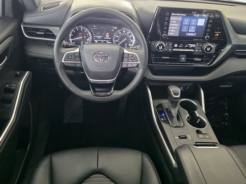 Used 2022 Toyota Highlander XSE FWD image 13