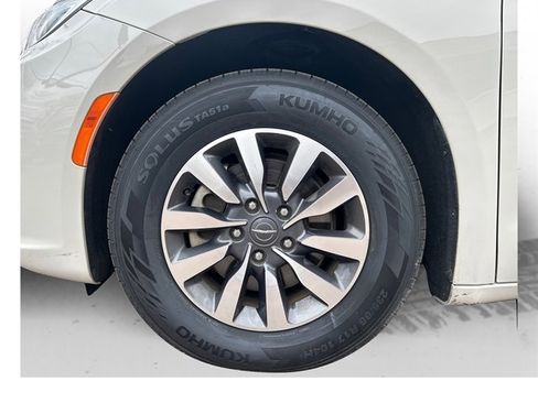 Used 2021 Chrysler Pacifica Touring-L image 18