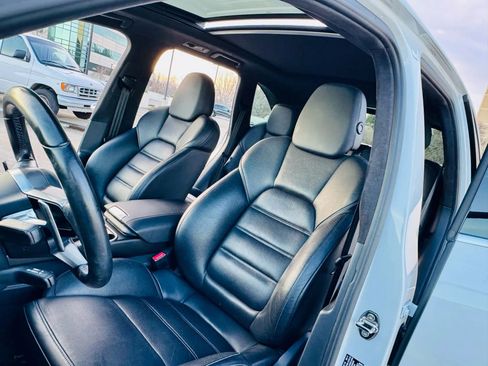 Used 2015 Porsche Cayenne Turbo image 19