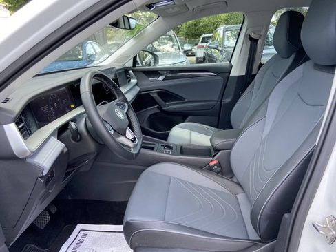 Used 2025 Volkswagen Tiguan SE AWD/4WD image 21