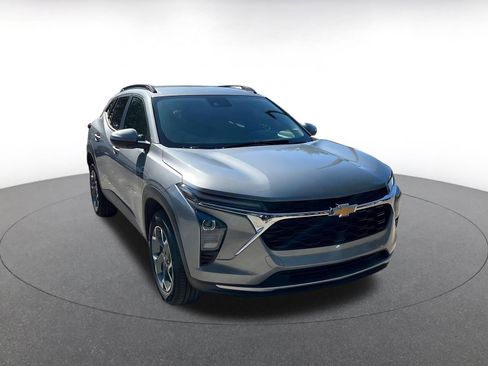 Used 2025 Chevrolet Trax LT image 1