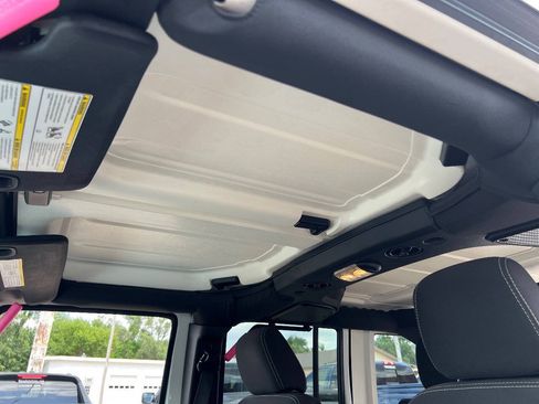 Used 2018 Jeep Wrangler Unlimited Rubicon w/ Max Tow Package AWD/4WD image 10