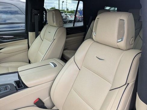 Used 2021 Cadillac Escalade Premium Luxury image 11