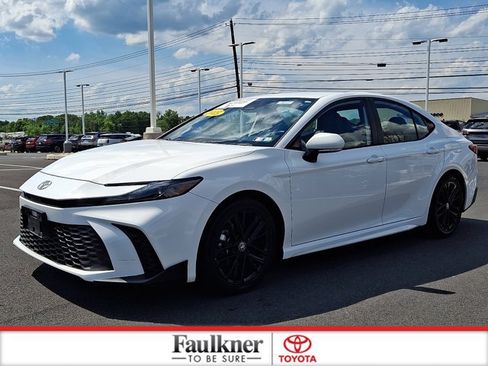 Used 2025 Toyota Camry SE FWD image 3