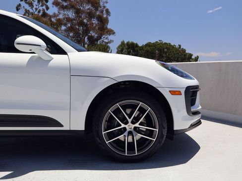 Certified 2025 Porsche Macan AWD/4WD image 11