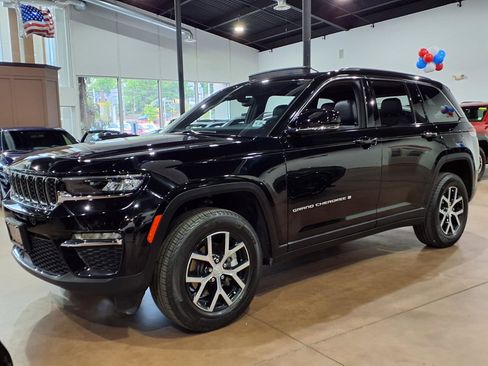 Used 2024 Jeep Grand Cherokee Limited AWD/4WD image 3