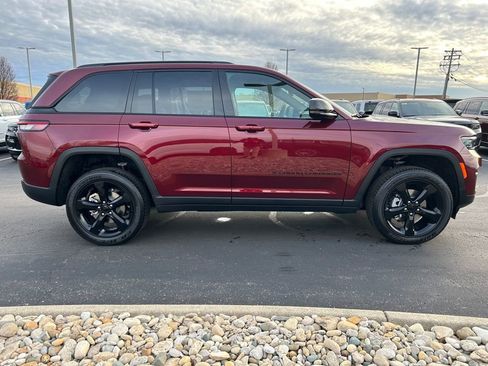 New 2025 Jeep Grand Cherokee 4WD image 8