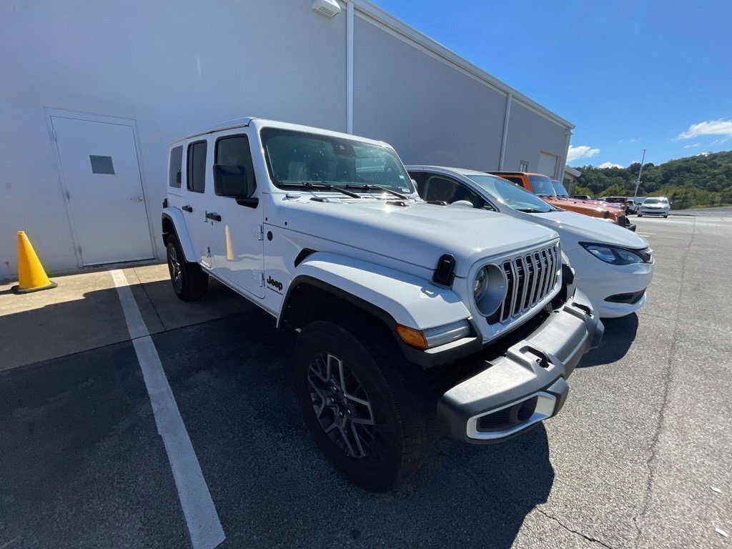 Used 2025 Jeep Wrangler Unlimited Sahara AWD/4WD image 5