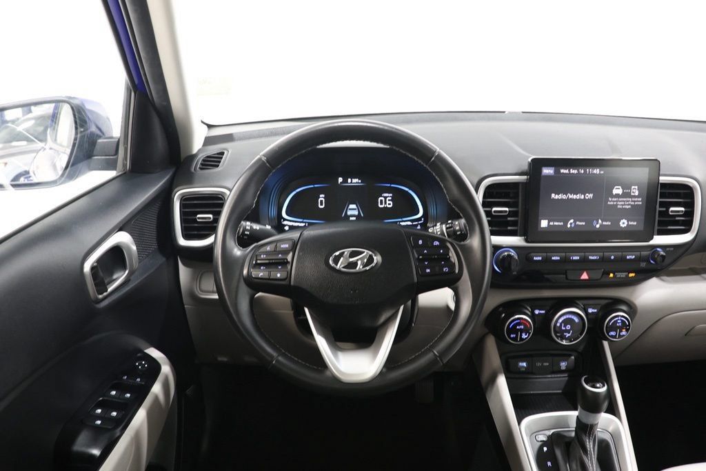 Used 2025 Hyundai Venue SEL FWD image 11