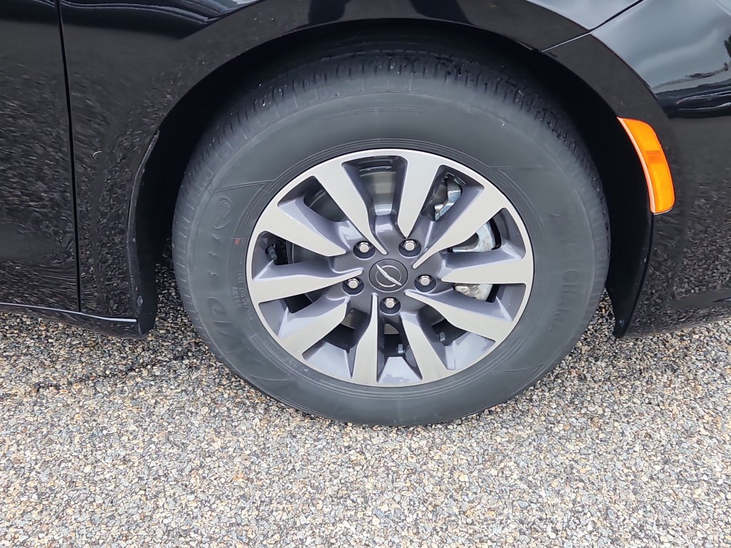 Used 2024 Chrysler Pacifica Limited FWD image 10