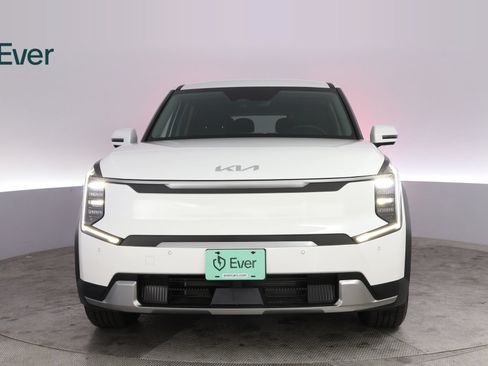 Used 2024 Kia EV9 Light Long Range RWD image 12