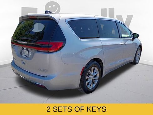 Used 2026 Chrysler Pacifica Limited FWD image 6