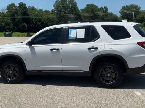 Used 2025 Honda Pilot TrailSport image 6
