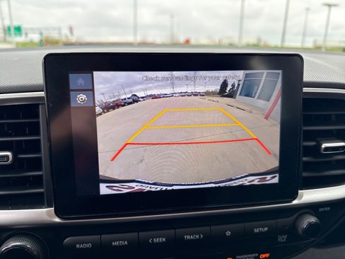 Used 2025 Hyundai Venue SEL image 24