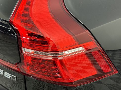 Used 2025 Volvo XC60 B5 Plus image 33